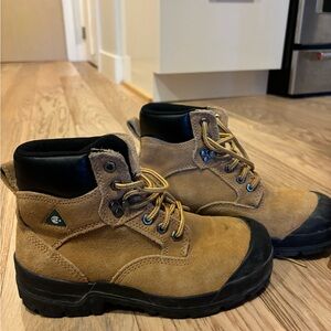 Aggresor Seahawk leather upper balance workload steel toe boots. Size 7.